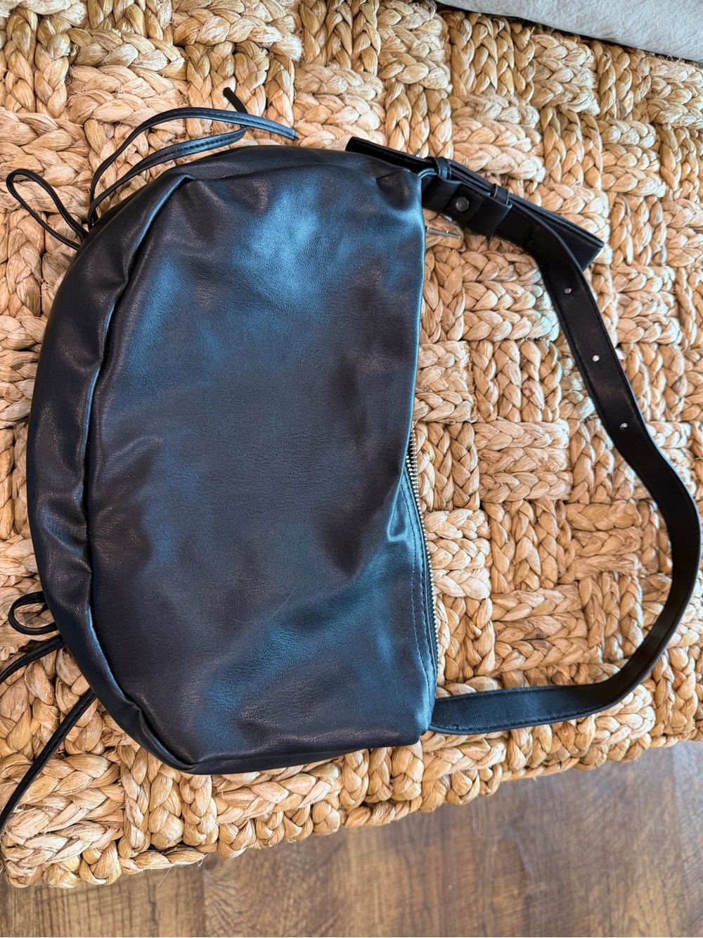 UNKNOWN BRAND Sleek Black Faux Leather Shoulder Bag